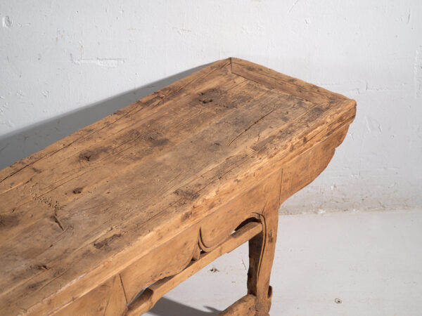 Mesa baja de gran formato en cedro con faldón tallado – China, circa 1920