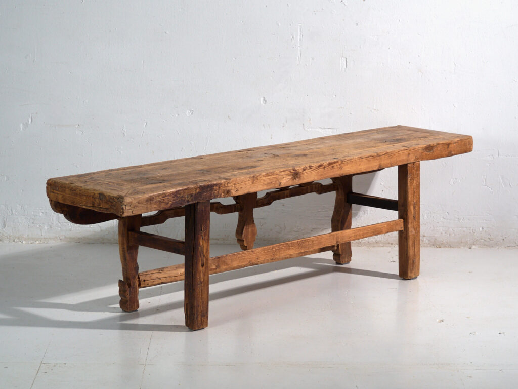 Mesa baja de gran formato en cedro con faldón tallado – China, circa 1920