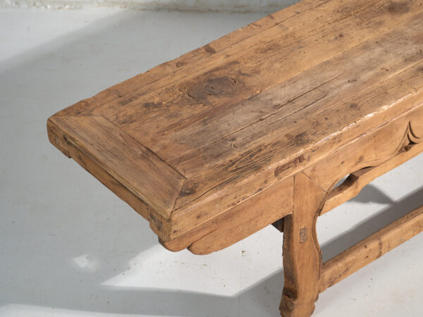 Mesa baja de gran formato en cedro con faldón tallado – China, circa 1920