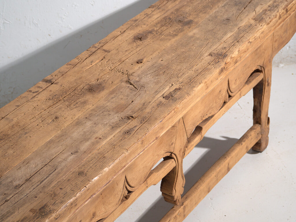 Mesa baja de gran formato en cedro con faldón tallado – China, circa 1920