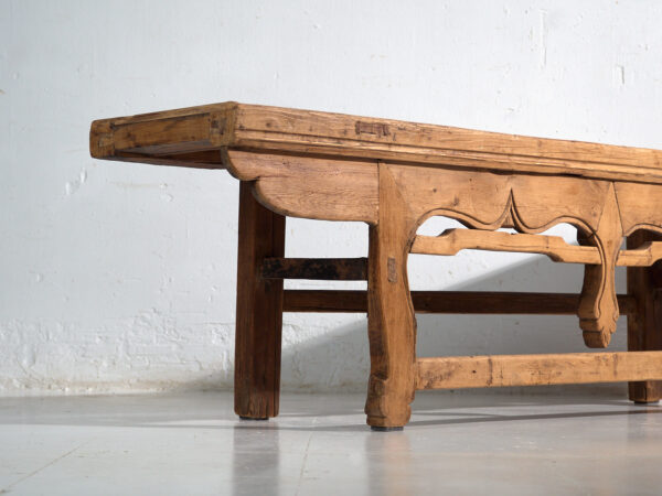 Mesa baja de gran formato en cedro con faldón tallado – China, circa 1920