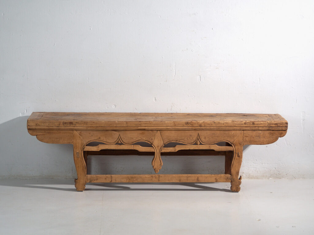 Mesa baja de gran formato en cedro con faldón tallado – China, circa 1920