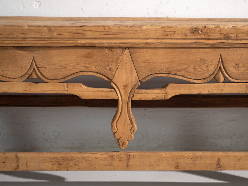 Mesa baja de gran formato en cedro con faldón tallado – China, circa 1920