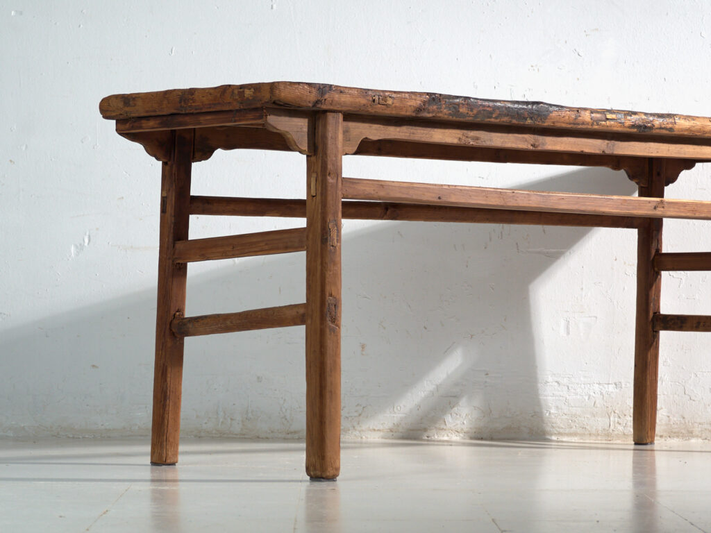 Mesa consola antigua en madera de pino – China, circa 1930