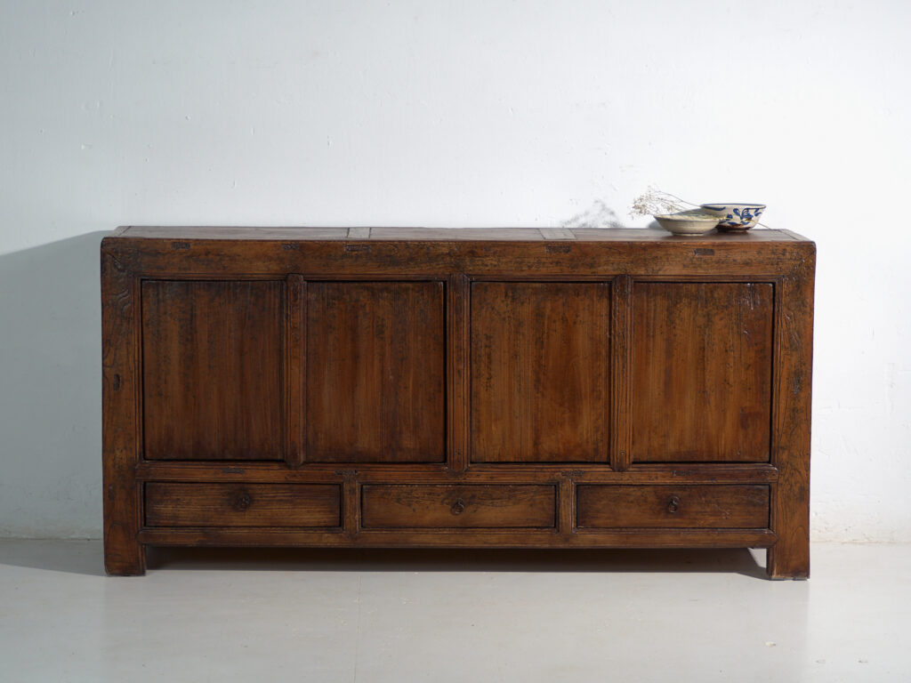Aparador antiguo en madera de olmo – China, circa 1950