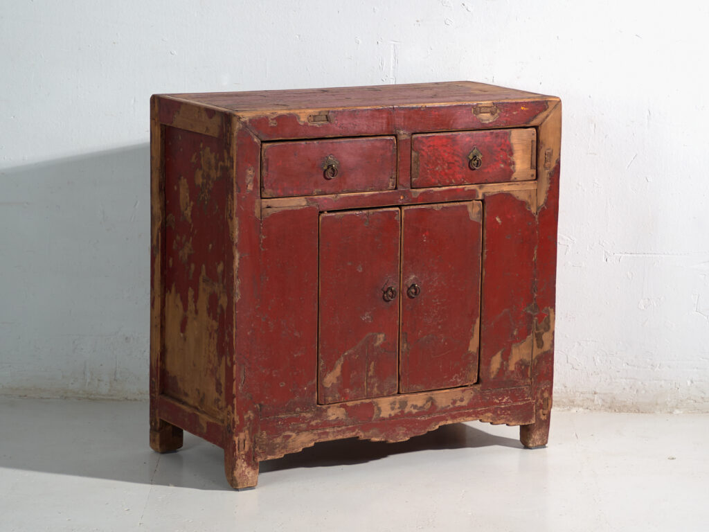 Aparador antiguo en pino con pintura roja original – China, circa 1920