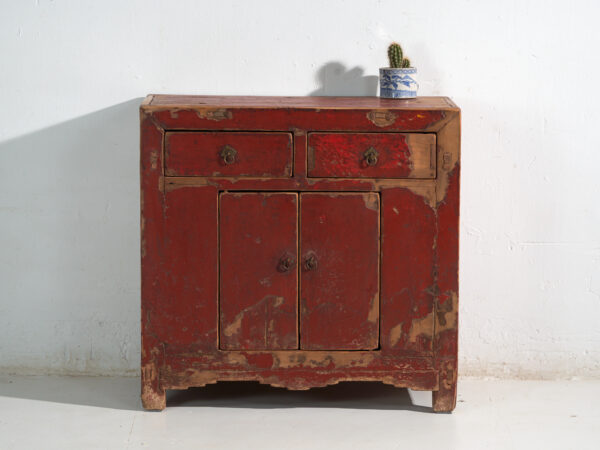 Aparador antiguo en pino con pintura roja original – China, circa 1920
