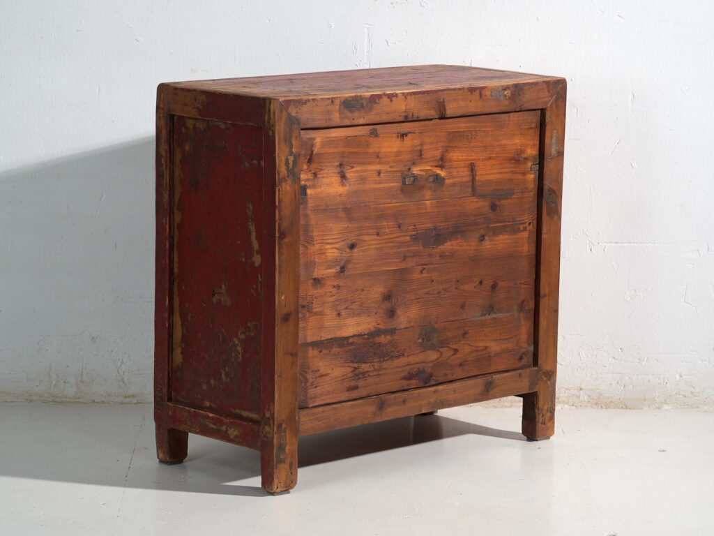 Aparador antiguo en pino con pintura roja original – China, circa 1920