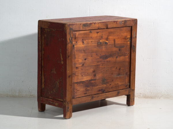 Aparador antiguo en pino con pintura roja original – China, circa 1920