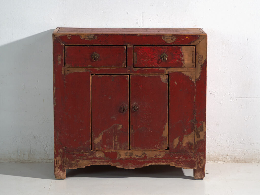 Aparador antiguo en pino con pintura roja original – China, circa 1920