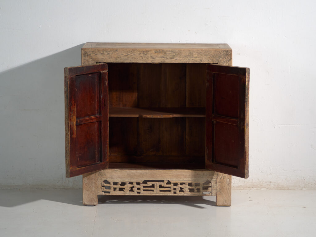 Armario bajo antiguo en olmo – China, circa 1950