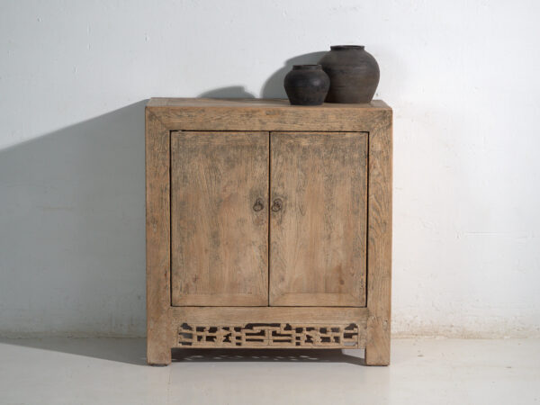Armario bajo antiguo en olmo – China, circa 1950