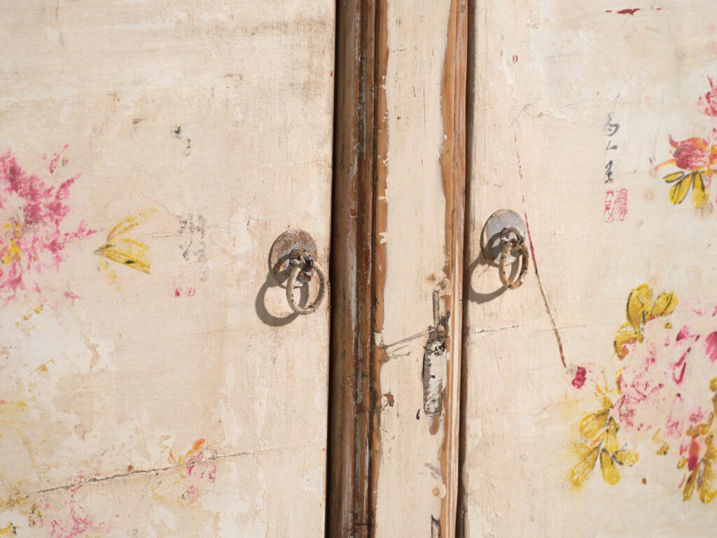 Aparador antiguo pintado en madera de pino – China, circa 1930