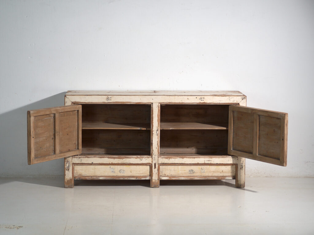 Aparador antiguo pintado en madera de pino – China, circa 1930