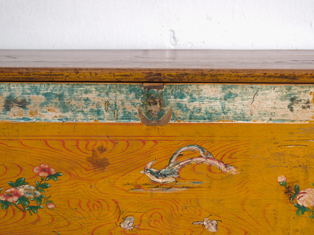 Baúl antiguo pintado en madera de pino – China, circa 1930