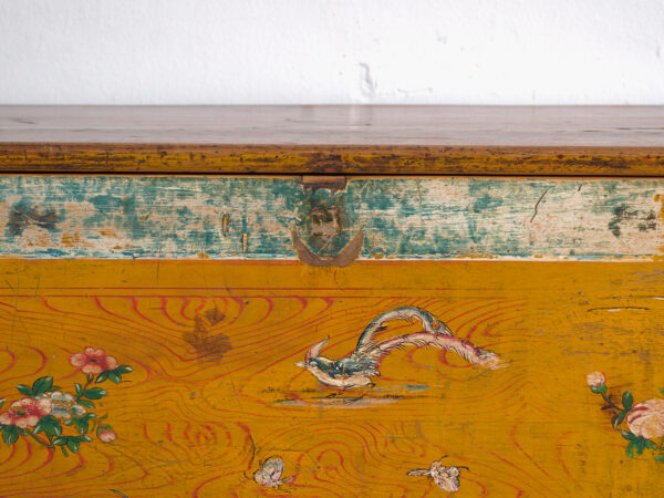 Baúl antiguo pintado en madera de pino – China, circa 1930