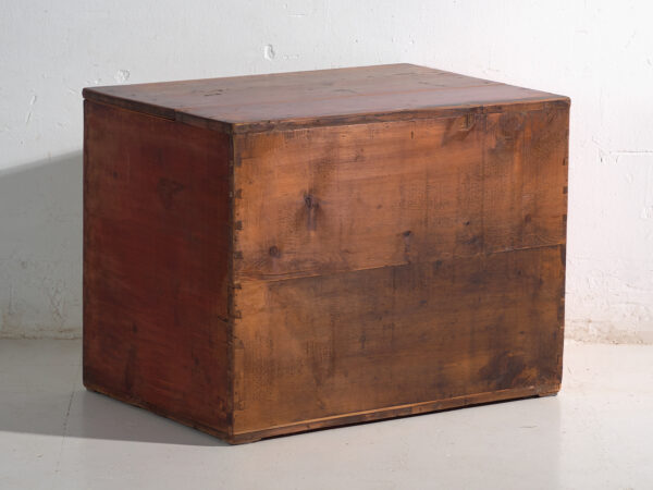 Baúl antiguo pintado en madera de pino – China, circa 1930
