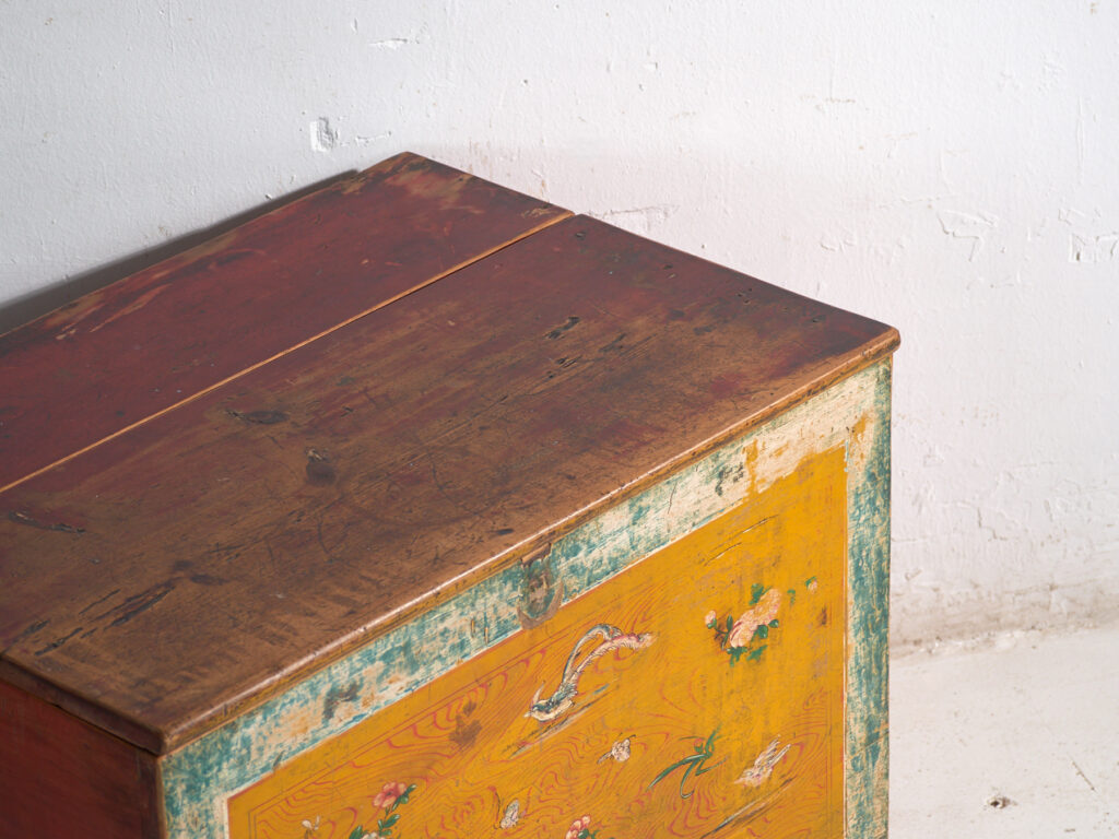 Baúl antiguo pintado en madera de pino – China, circa 1930