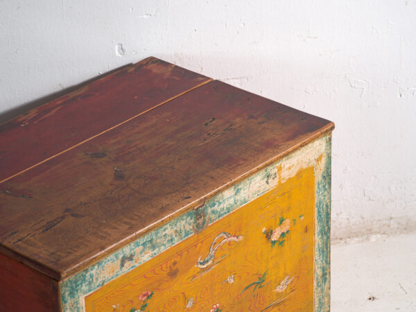 Baúl antiguo pintado en madera de pino – China, circa 1930