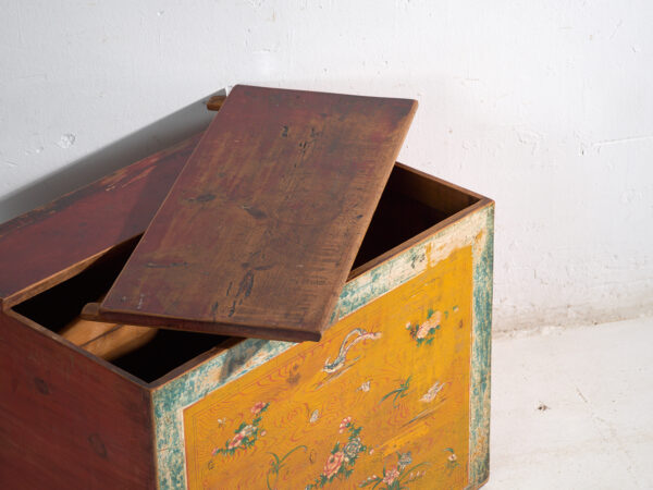 Baúl antiguo pintado en madera de pino – China, circa 1930