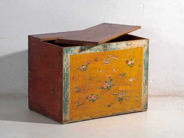 Baúl antiguo pintado en madera de pino – China, circa 1930