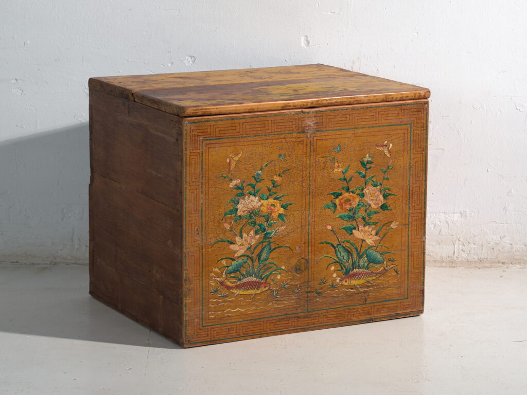 Baúl antiguo pintado en madera de pino – China, circa 1900