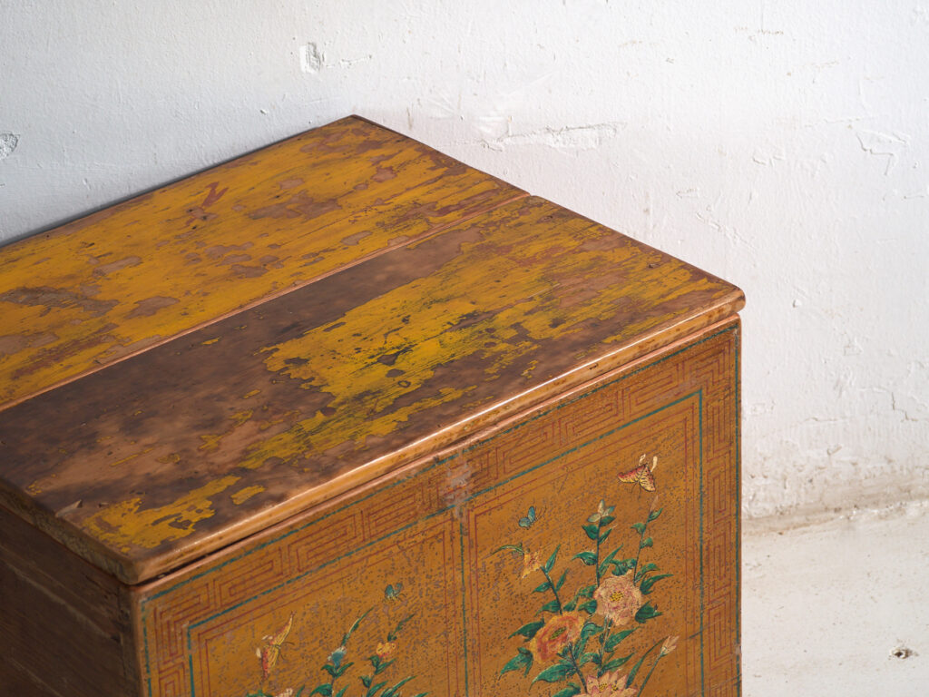 Baúl antiguo pintado en madera de pino – China, circa 1900