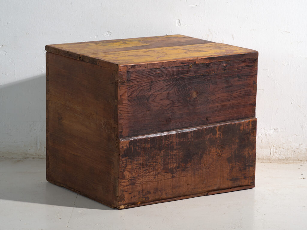 Baúl antiguo pintado en madera de pino – China, circa 1900