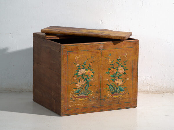 Baúl antiguo pintado en madera de pino – China, circa 1900