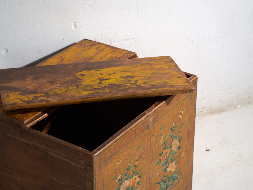 Baúl antiguo pintado en madera de pino – China, circa 1900