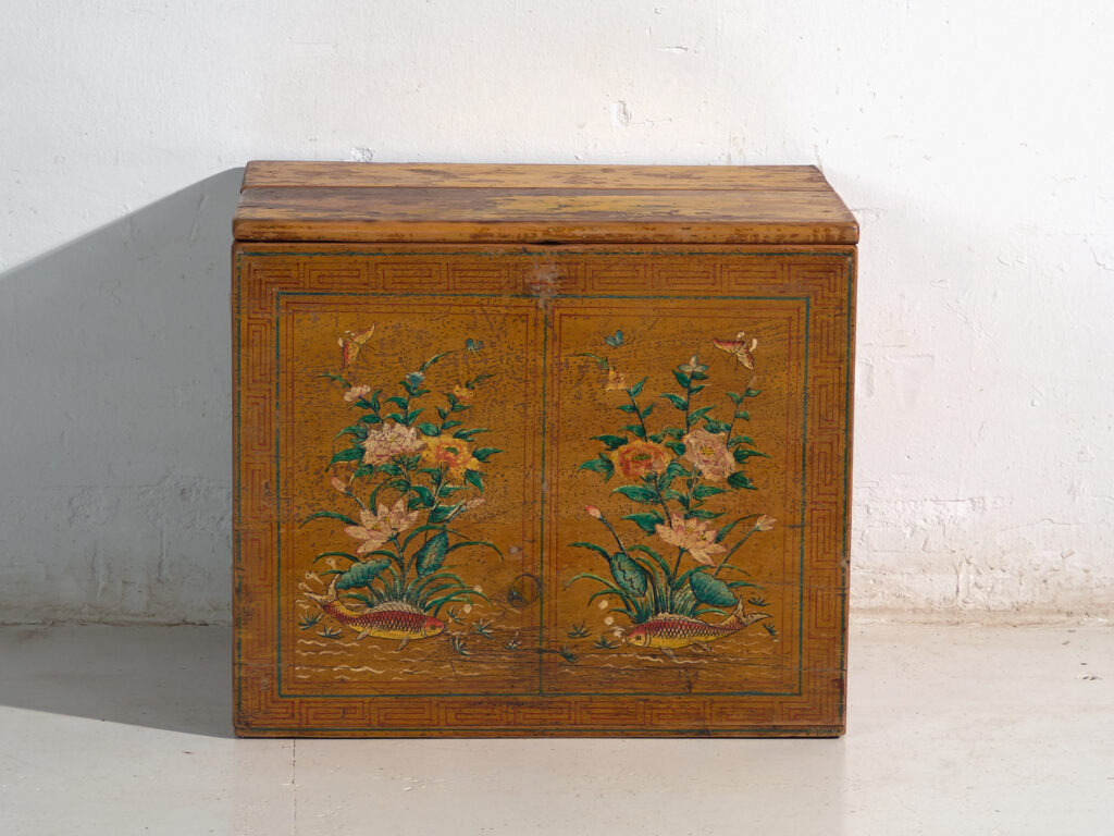 Baúl antiguo pintado en madera de pino – China, circa 1900