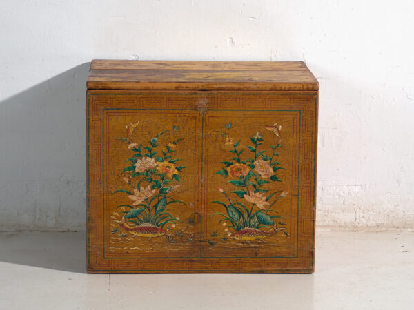 Baúl antiguo pintado en madera de pino – China, circa 1900