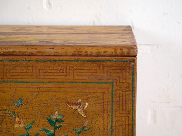 Baúl antiguo pintado en madera de pino – China, circa 1900