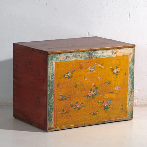 Baúl antiguo pintado en madera de pino – China, circa 1930