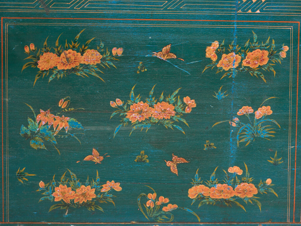 Baúl antiguo policromado en madera de pino – China, circa 1900