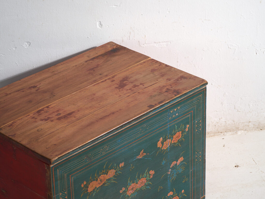 Baúl antiguo policromado en madera de pino – China, circa 1900