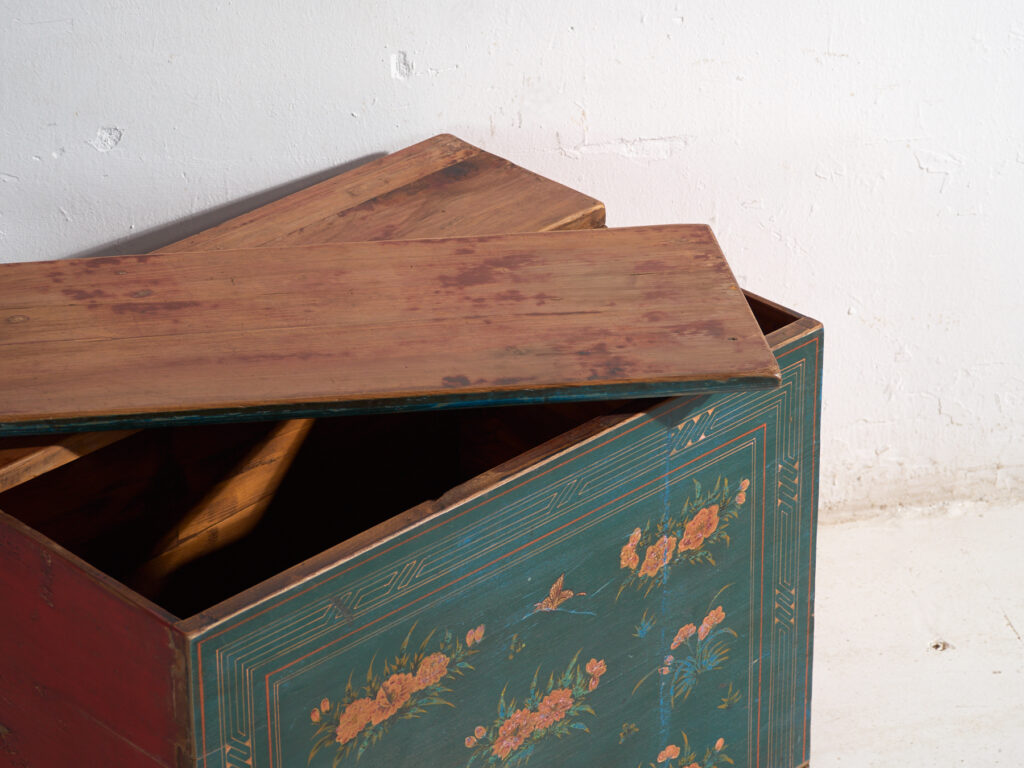 Baúl antiguo policromado en madera de pino – China, circa 1900