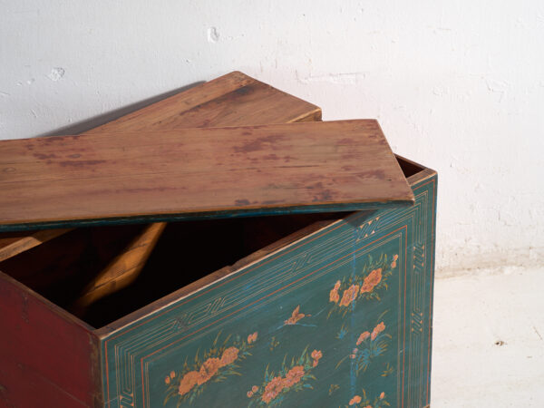 Baúl antiguo policromado en madera de pino – China, circa 1900