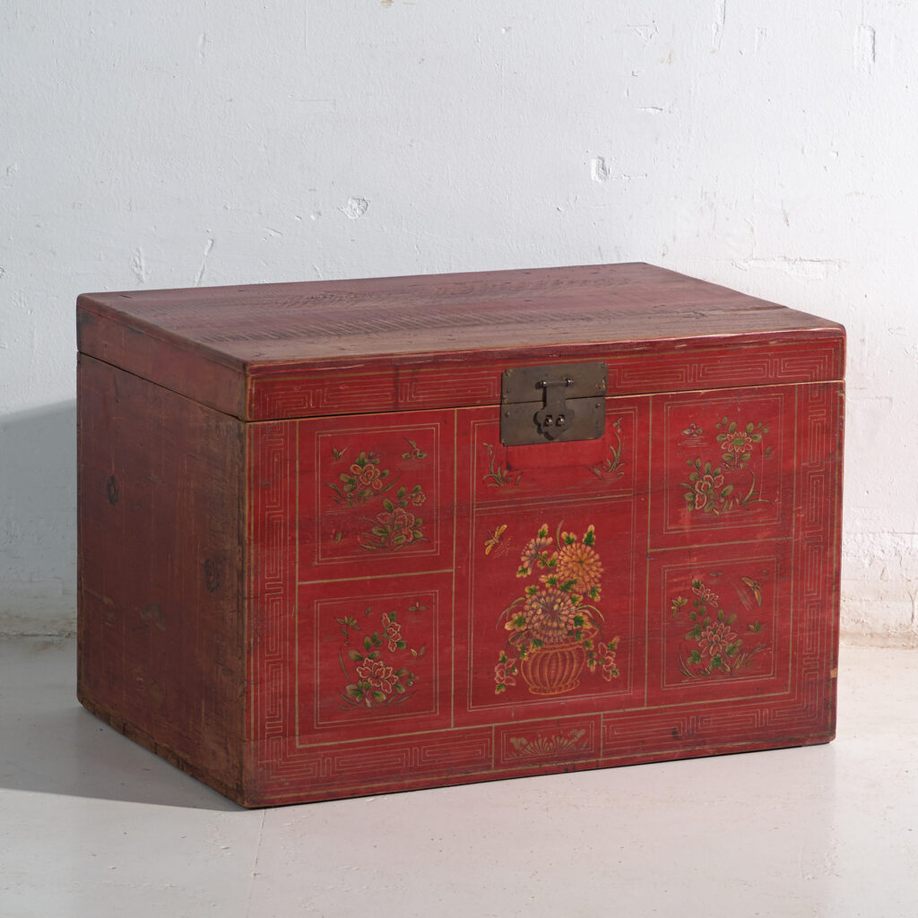 Baúl chino mediano con pintura original, China (c.1900)