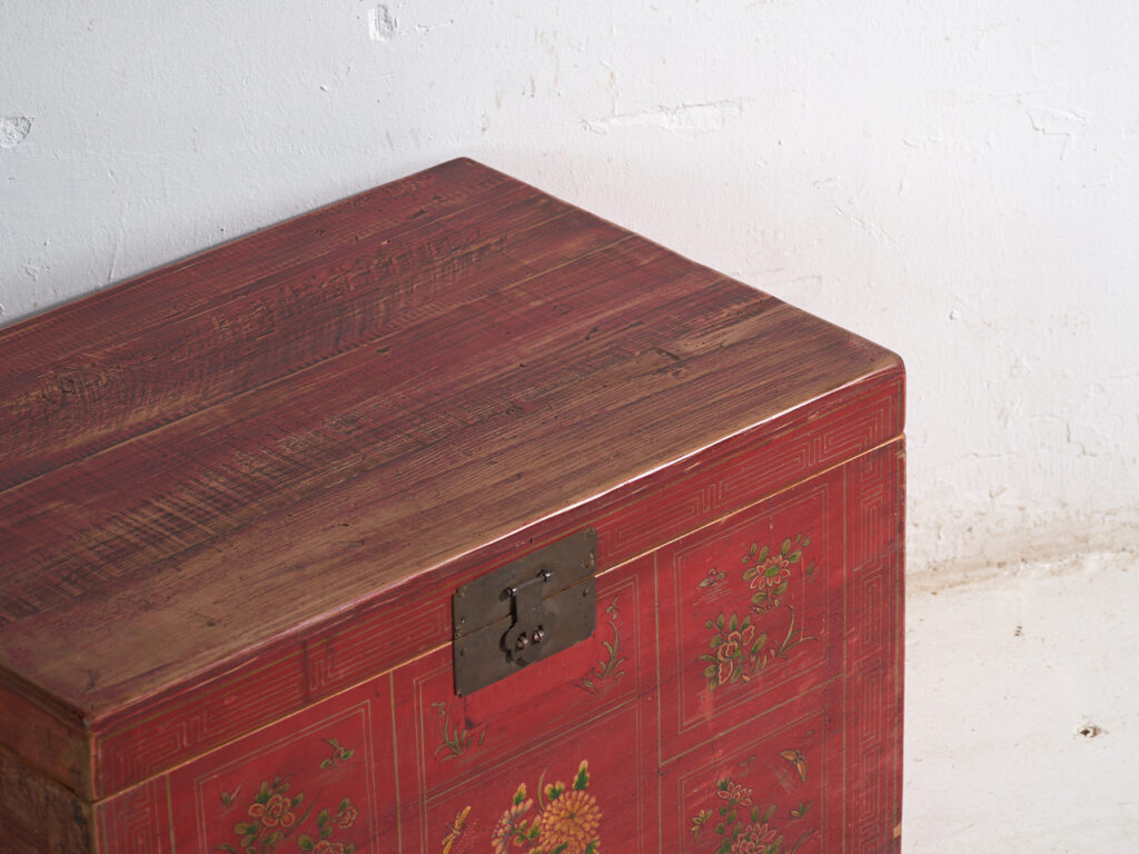 Baúl chino mediano con pintura original, China (c.1900)
