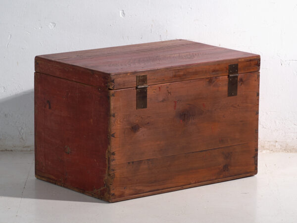 Baúl chino mediano con pintura original, China (c.1900)