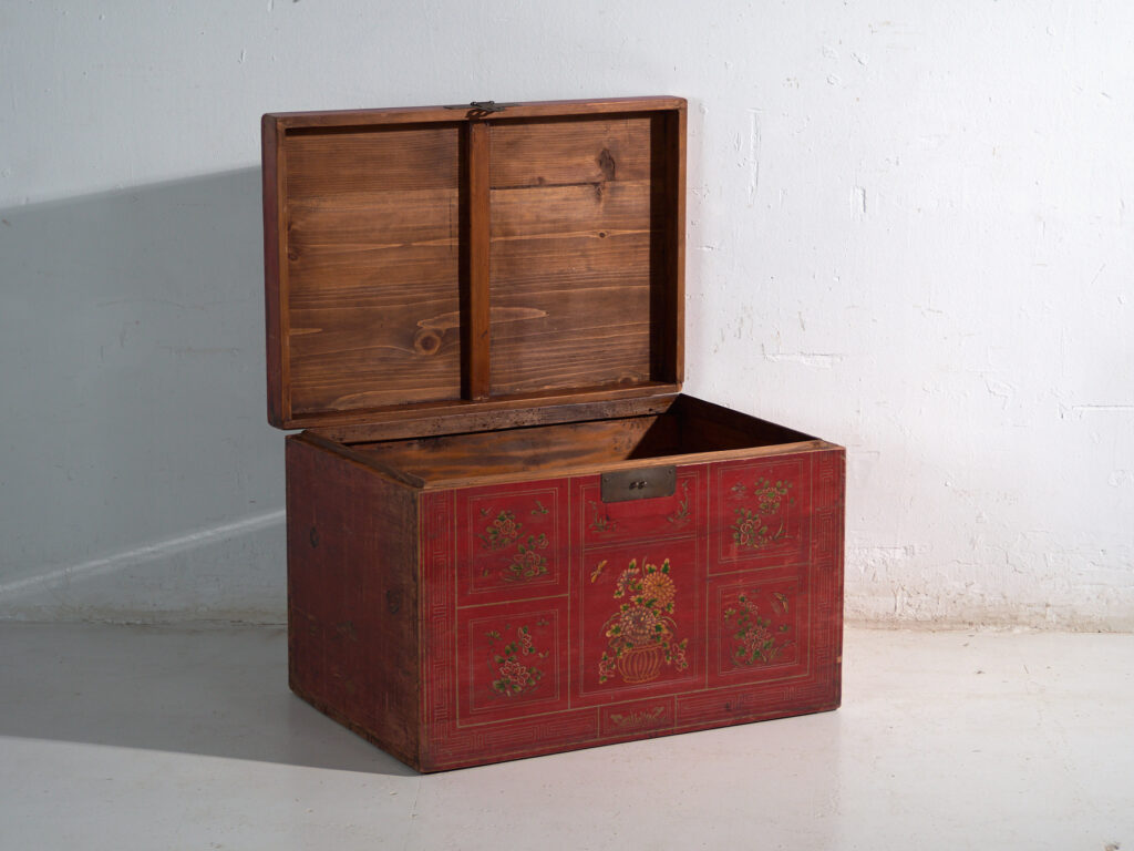 Baúl chino mediano con pintura original, China (c.1900)