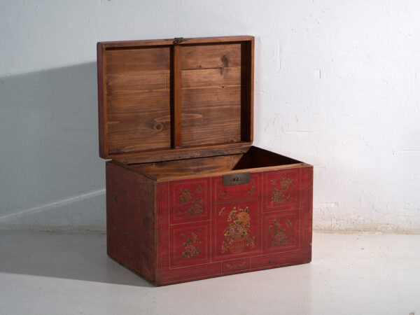 Baúl chino mediano con pintura original, China (c.1900)