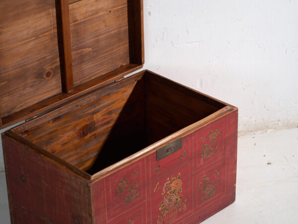 Baúl chino mediano con pintura original, China (c.1900)