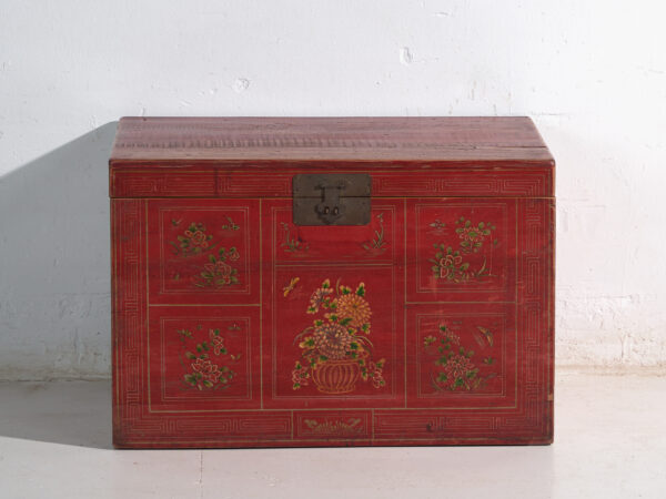 Baúl chino mediano con pintura original, China (c.1900)