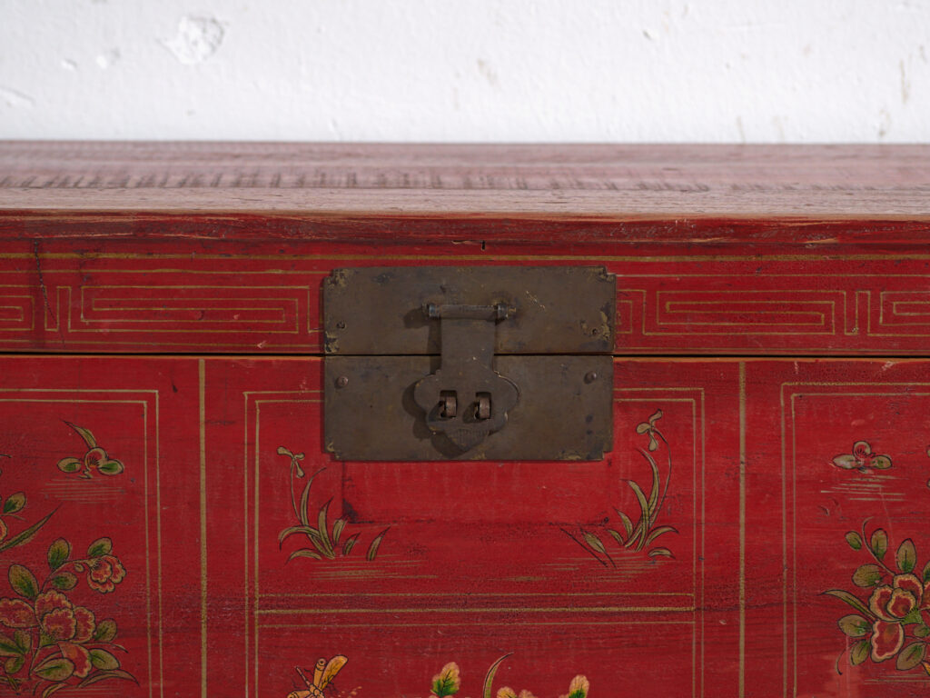 Baúl chino mediano con pintura original, China (c.1900)