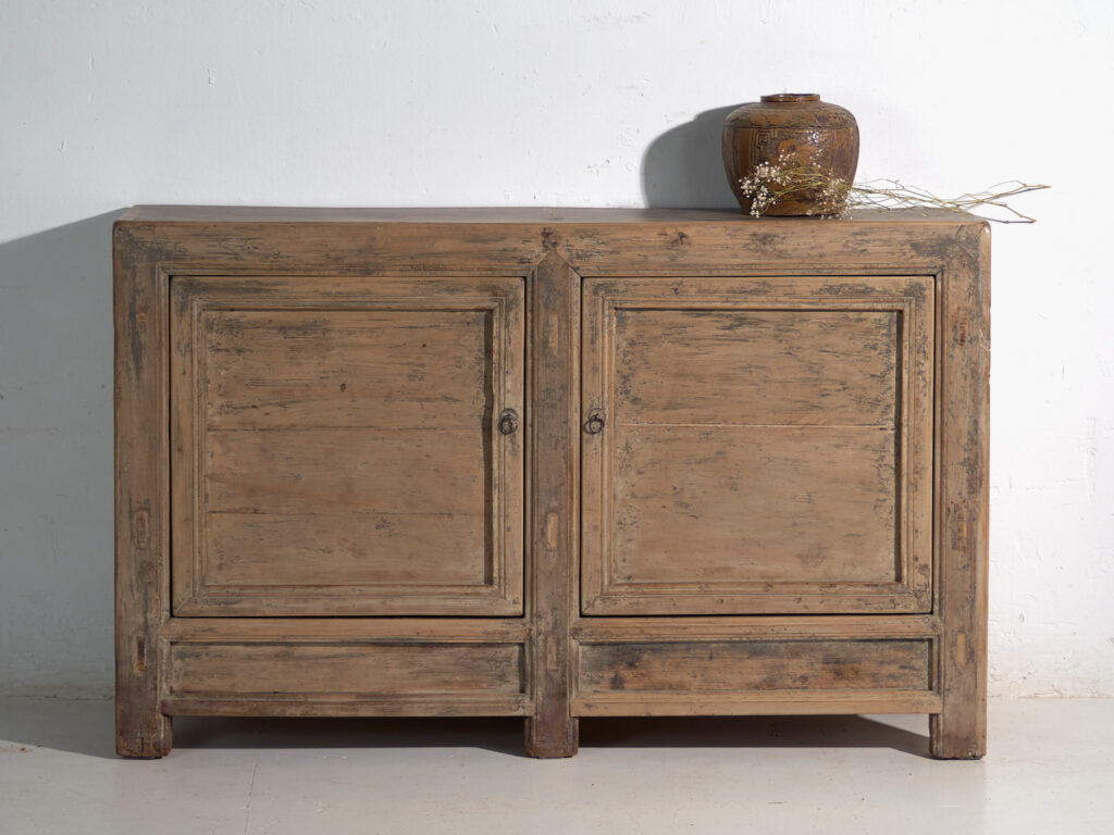 Aparador antiguo en madera de pino – China, circa 1930