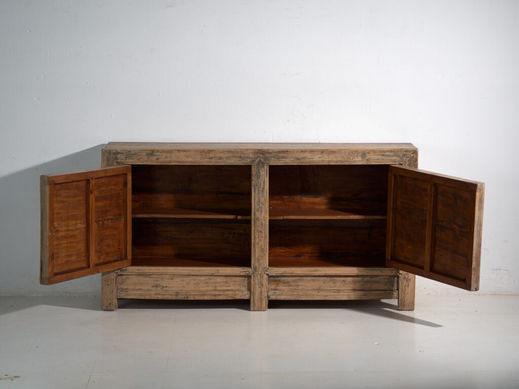 Aparador antiguo en madera de pino – China, circa 1930