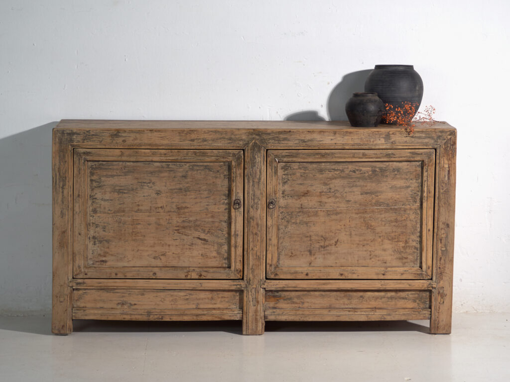 Aparador antiguo en madera de pino – China, circa 1930