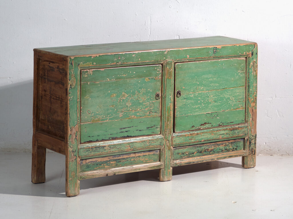 Aparador antiguo con pintura verde original – China, circa 1930